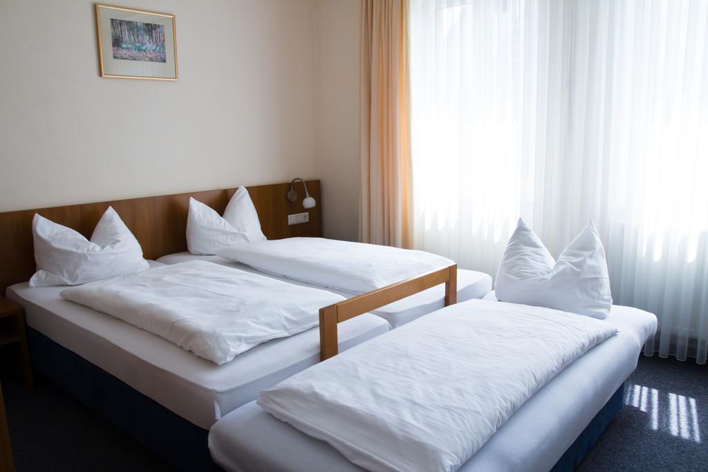 Gaestehaus Zur Kurve Zirndorf Room photo